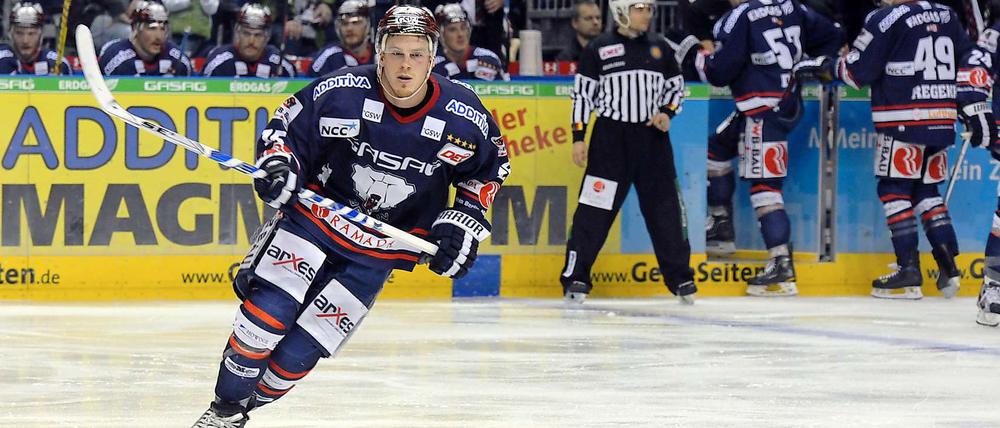 Mann für wichtige Tore. Travis Mulock will sie auch künftig für die Eisbären schießen.