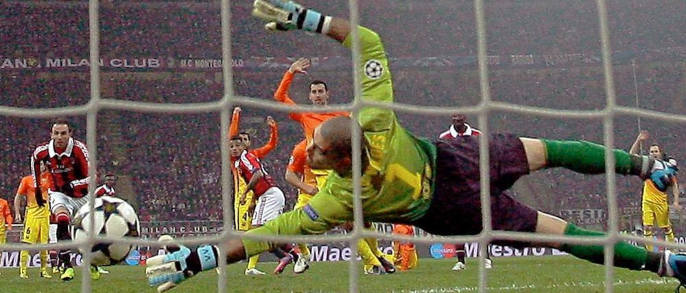 Torwart geschlagen, gutes Gefühl. Kevin Boateng dreht schon jubelnd ab, während Victor Valdes noch zu verhindern versucht, was nicht mehr zu verhindern ist: Milans 1:0.