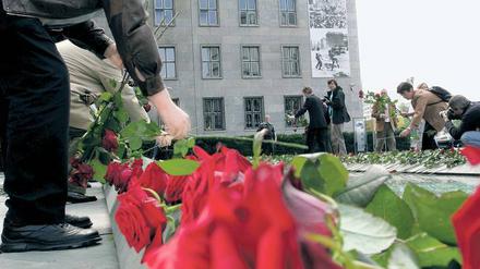 Gedenkrosen. Am Mahnmal für die Opfer des 17. Juni 1953 werden regelmäßig Blumen und Kränze niedergelegt. Den Opferverbänden reicht das nicht aus.