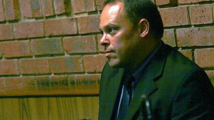 Der bisherige leitende Ermittler Hilton Botha im Fall Pistorius wird selbst des versuchten Mordes in sieben Fällen verdächtig - und wurde daher seines Amtes enthoben.