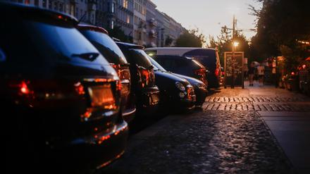 Geparkte Autos am Straßenrand in der Oderberger Straße in Prenzlauer Berg. Der Deutsche Städtetag hat sich für eine Verkehrswende mit einer geringeren Rolle des Auto ausgesprochen. (zu dpa "Deutscher Städetag: Dem Auto öffentliche Räume entreißen") +++ dpa-Bildfunk +++