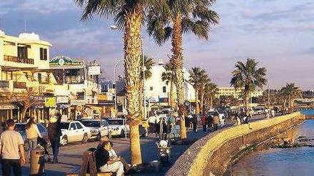 Probleme unter Palmen. Paphos an Zyperns Westküste ist bei Touristen beliebt. Doch seit dem Schuldenschnitt für Griechenland hat der Inselstaat große Geldsorgen. 