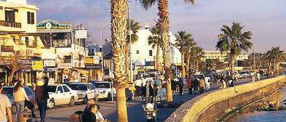 Probleme unter Palmen. Paphos an Zyperns Westküste ist bei Touristen beliebt. Doch seit dem Schuldenschnitt für Griechenland hat der Inselstaat große Geldsorgen.
