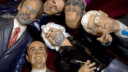 Welcher Pappkamerad wird es? Figuren italienischer Politiker.