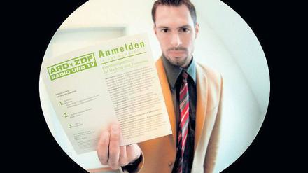 Das war einmal – die GEZ treibt Gebühren ein. Da künftig keine hastig versteckten Radios mehr aufgespürt werden müssen, sondern jeder Haushalt zahlt, sollen die Fahnder vorerst nicht mehr ausrücken.
