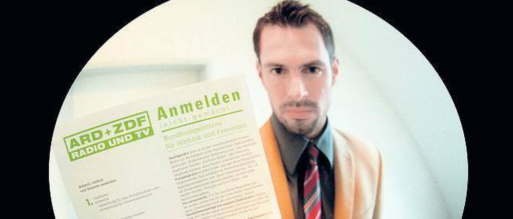 Das war einmal – die GEZ treibt Gebühren ein. Da künftig keine hastig versteckten Radios mehr aufgespürt werden müssen, sondern jeder Haushalt zahlt, sollen die Fahnder vorerst nicht mehr ausrücken.
