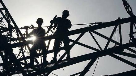 Energiewende. Der notwendige Stromnetzausbau kostet den deutschen Verbraucher viel Geld. Foto: dapd