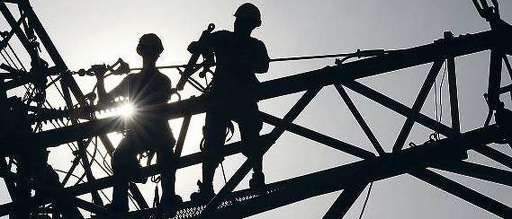 Energiewende. Der notwendige Stromnetzausbau kostet den deutschen Verbraucher viel Geld. Foto: dapd