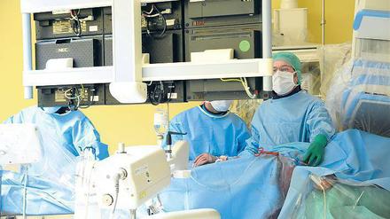 Eingriff. Nach so manchem Herzinfarkt folgt eine Operation, etwa wenn dem Patienten per Herzkatheter ein Stent eingesetzt werden muss. 