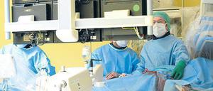 Eingriff. Nach so manchem Herzinfarkt folgt eine Operation, etwa wenn dem Patienten per Herzkatheter ein Stent eingesetzt werden muss. 