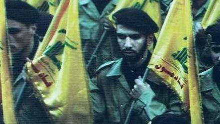 Kämpfer der Hisbollah demonstrieren bei einer Parade in Beirut ihre Einsatzbereitschaft und Solidarität mit den Palästinensern.
