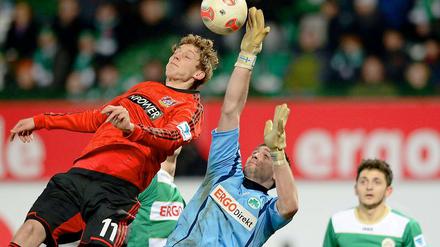 Hochgestiegen. Fürths Torwart Wolfgang Hesl (r.) kann vor dem Leverkusener Stefan Kießling klären.