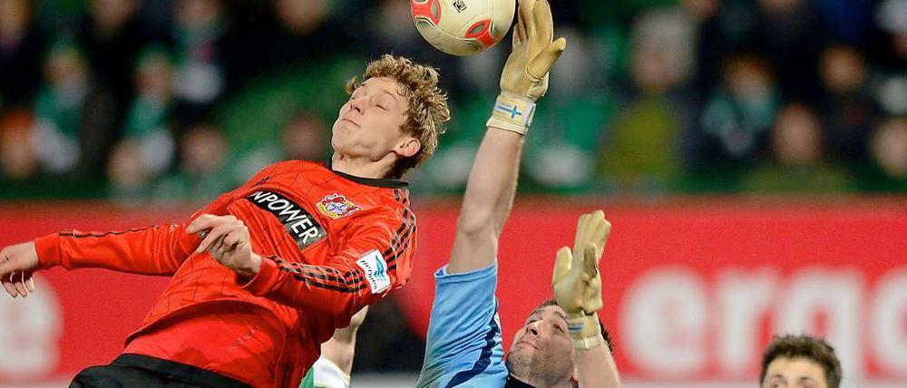 Hochgestiegen. Fürths Torwart Wolfgang Hesl (r.) kann vor dem Leverkusener Stefan Kießling klären.