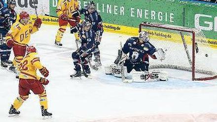 Organisierte Konfusion. Eisbären-Trainer Don Jackson würfelte sein Team durcheinander, hier nutzt Carl Ridderwall die Verwirrung und trifft für Düsseldorf.Foto: Kern
