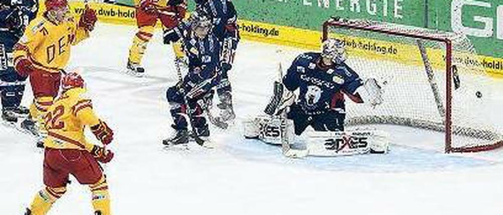Organisierte Konfusion. Eisbären-Trainer Don Jackson würfelte sein Team durcheinander, hier nutzt Carl Ridderwall die Verwirrung und trifft für Düsseldorf.Foto: Kern