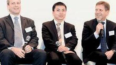 Deutsche und Chinesen. Roald Koch, Shi Ziwei und Torsten Brumme (von links) sparten nicht mit Kritik.