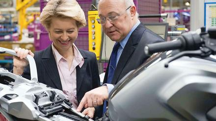 Ortstermin. Ursula von der Leyen und ihr französischer Amtskollege Michel Sapin bei BMW. 
