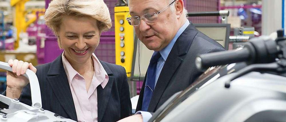 Ortstermin. Ursula von der Leyen und ihr französischer Amtskollege Michel Sapin bei BMW. 