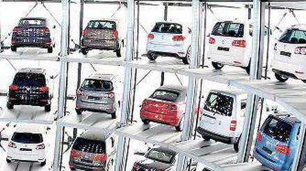 Zwölf Marken unter einem Dach. Der Volkswagen-Konzern, hier das VW-Auslieferungszentrum in Wolfsburg, erlöste 2012 mehr als 192 Milliarden Euro. Foto: Reuters