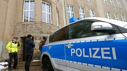 In einem Gymnasium in Wernigerode hat ein Mädchen mit einer Schreckschusspistole um sich geschossen .