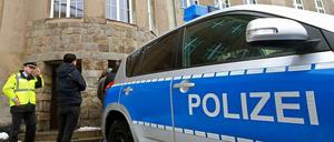 In einem Gymnasium in Wernigerode hat ein Mädchen mit einer Schreckschusspistole um sich geschossen .