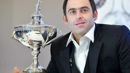 Kann wieder lächeln. Ronnie O'Sullivan verteidigt seinen WM-Pokal.