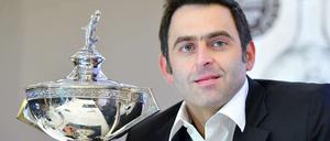Kann wieder lächeln. Ronnie O'Sullivan verteidigt seinen WM-Pokal.