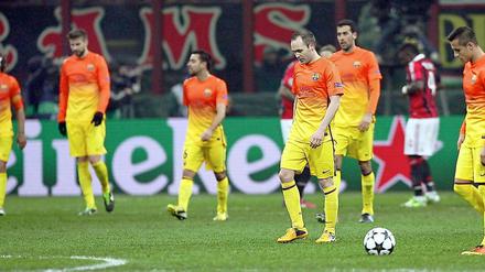 Der Blick geht nach unten. Die Spieler des FC Barcelona.
