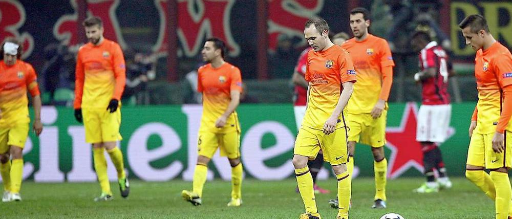 Der Blick geht nach unten. Die Spieler des FC Barcelona.