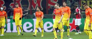 Der Blick geht nach unten. Die Spieler des FC Barcelona.