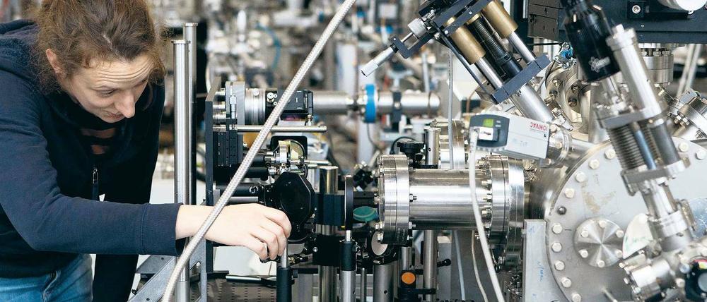 Kamera für Atome. Der Laser „Flash“ erzeugt hartes UV-Licht. Damit können Forscher Veränderungen an Molekülen abbilden.