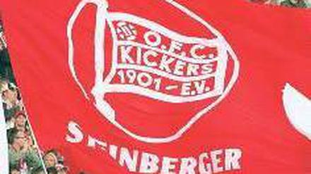 Fahnengalerie. Die Fans von Drittligist Offenbach leben in der Vergangenheit. Foto: dpa