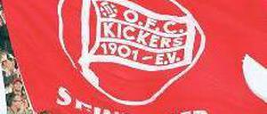 Fahnengalerie. Die Fans von Drittligist Offenbach leben in der Vergangenheit. Foto: dpa