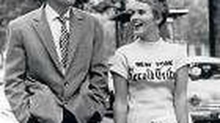 Zeitung zieht an. Jean Seberg und Jean-Paul Belmondo mit der „New York Herald Tribune“ in „Außer Atem“. Foto: pa