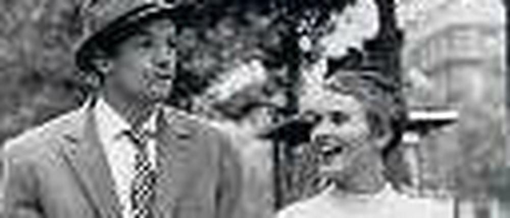 Zeitung zieht an. Jean Seberg und Jean-Paul Belmondo mit der „New York Herald Tribune“ in „Außer Atem“. Foto: pa