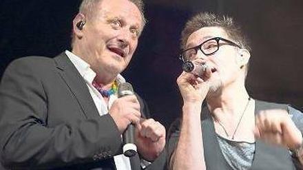 Zwei Arten Genie. Konstantin Wecker geriert sich bei Auftritten als Künstlermensch, sein Drummer und Gitarrist Jens Fischer überzeugt durch wahrhaft brillantes Spiel.