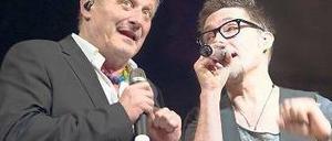 Zwei Arten Genie. Konstantin Wecker geriert sich bei Auftritten als Künstlermensch, sein Drummer und Gitarrist Jens Fischer überzeugt durch wahrhaft brillantes Spiel.