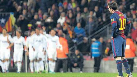 Einsam in der Niederlage. Lionel Messi und der FC Barcelona stießen zuletzt in den wichtigen Spielen ungewohnt oft an ihre Grenzen. Foto: AFP