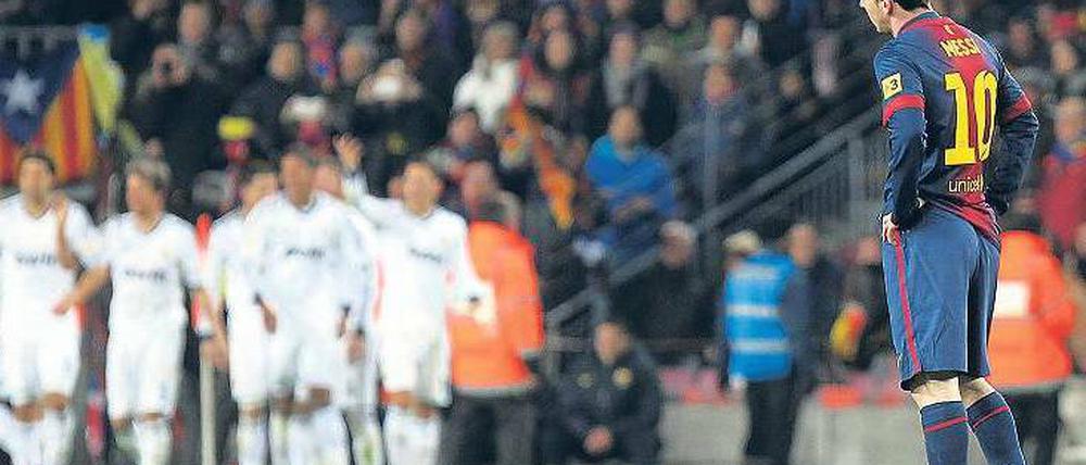 Einsam in der Niederlage. Lionel Messi und der FC Barcelona stießen zuletzt in den wichtigen Spielen ungewohnt oft an ihre Grenzen. Foto: AFP