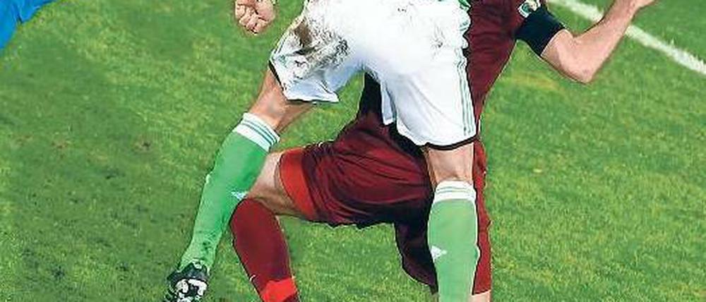 Per Kopf ins Glück. Ivica Olic (Nummer 11) brachte Wolfsburg in Führung. Foto: Reuters