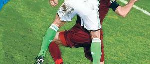 Per Kopf ins Glück. Ivica Olic (Nummer 11) brachte Wolfsburg in Führung. Foto: Reuters