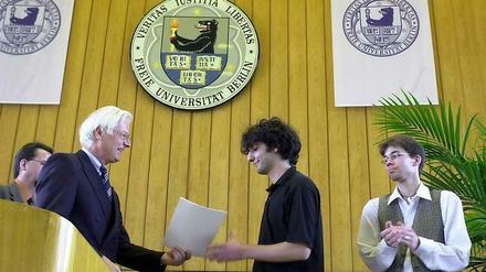 Studieren damals. Im Jahr 2003 übergibt der damalige FU-Präsident Peter Gaehtgens Immatrikulationsurkunden an FU-Studierende.