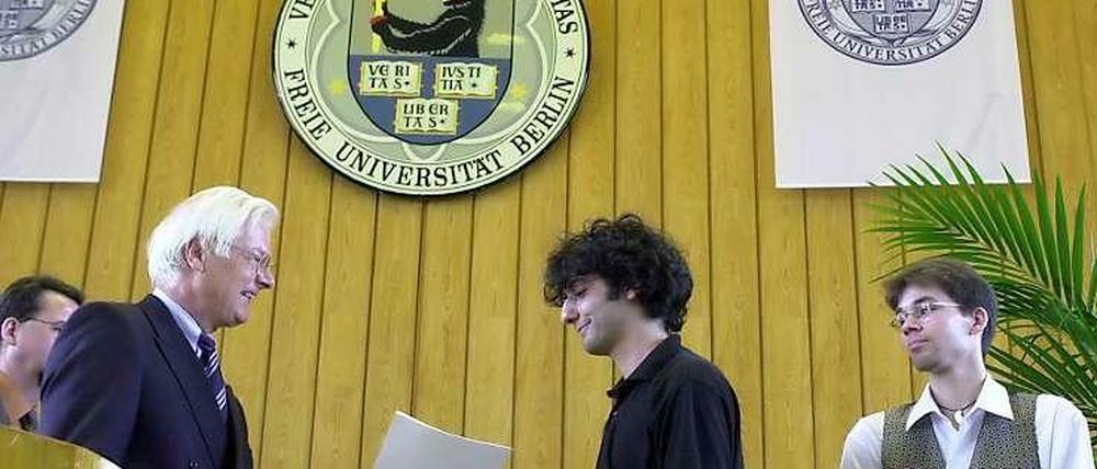 Studieren damals. Im Jahr 2003 übergibt der damalige FU-Präsident Peter Gaehtgens Immatrikulationsurkunden an FU-Studierende.