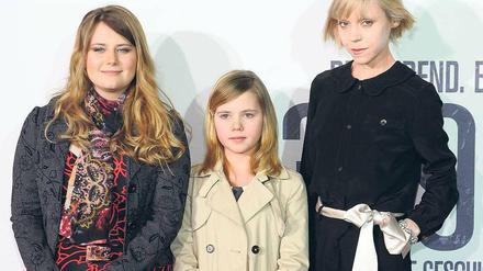 Dreimal Kampusch. In Berlin fehlte leider die echte. Hier noch mit Amelia Pidgeon, die Natascha als Kind spielt und Antonia Campbell-Hughes (von links). Foto: dpa