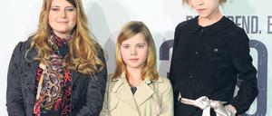 Dreimal Kampusch. In Berlin fehlte leider die echte. Hier noch mit Amelia Pidgeon, die Natascha als Kind spielt und Antonia Campbell-Hughes (von links). Foto: dpa