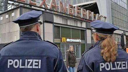 Konsequenz aus der Prügelattacke: Im Herbst 2012 hat die Polizei ihre Präsenz am Alexanderplatz verstärkt. 