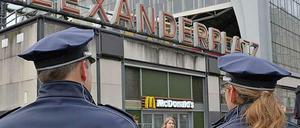 Konsequenz aus der Prügelattacke: Im Herbst 2012 hat die Polizei ihre Präsenz am Alexanderplatz verstärkt.