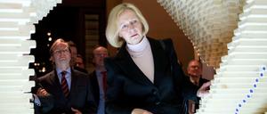 Die neue Bundesforschungsministerin Johanna Wanke (CDU) in der begehbaren Alterspyramide. 