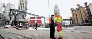 Verwaist. Alle Mitarbeiter wurden nach Hause geschickt, Ermittler untersuchen das ganze Gelände der Firma. 