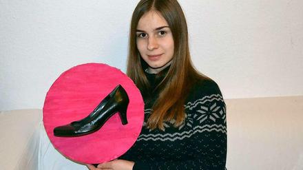 Tanzschuh auf rosa Leinwand - und schon fällt das Lernen wieder leichter.